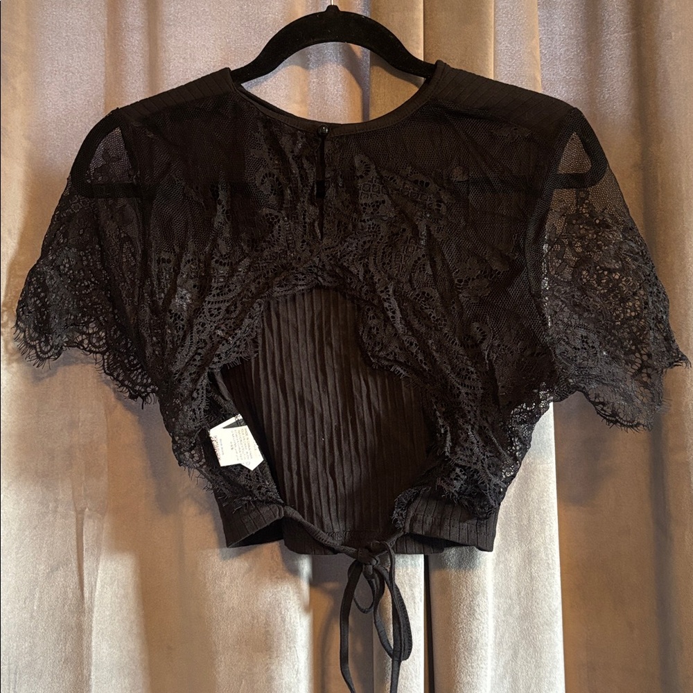 Chic Open Lace Back Crop Top - Picture 2 of 2